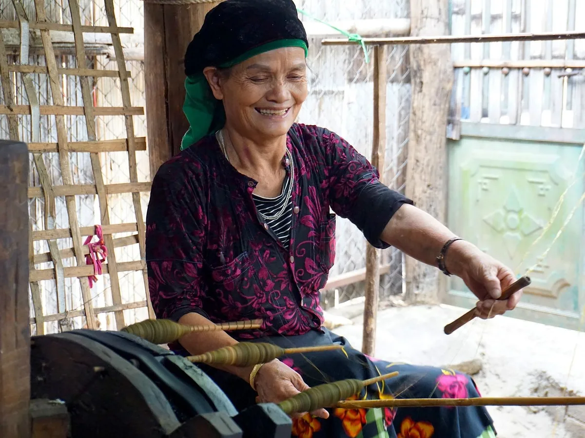 Zhangjiajie Tujia Brocade Weaving Workshop with English Guide